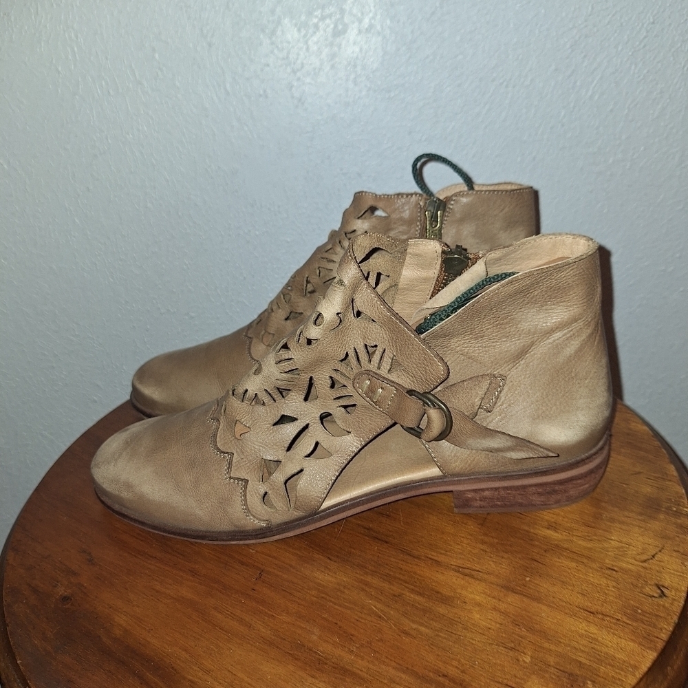 Veracruz Cutout Ankle Booties Boots Size 40 9.5